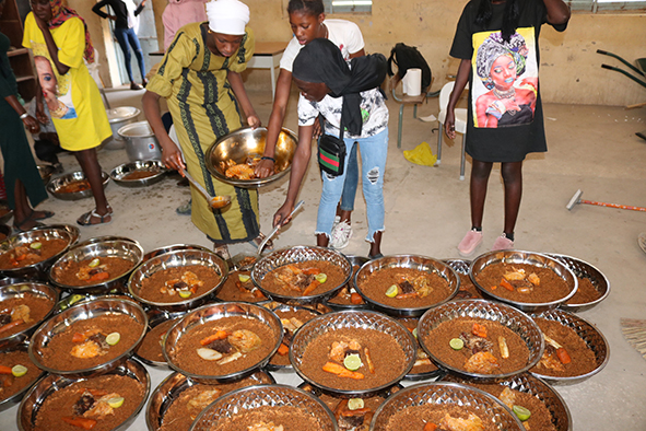 enfants en train de manger à la cantine scolaire - région de Rufisque Sénégal - Grdr 2021